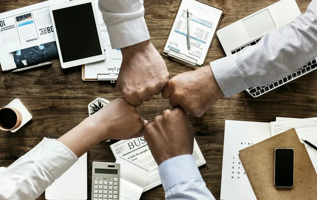 Smartfon z ikonami mediów społecznościowych, symbolizujący współpracę marki z influencerami i zasięgi w sieci.